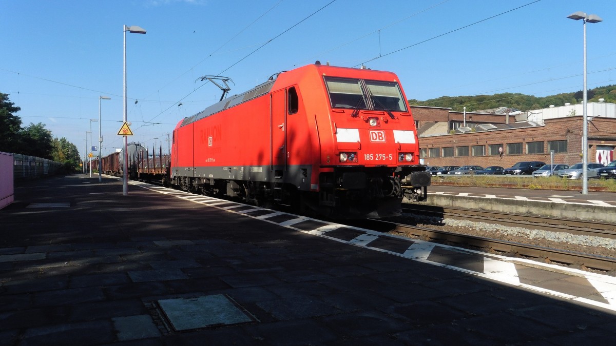 Die 185 275-5 der DB mit einem Güterzug durch Königswinter in Richtung Koblenz , DEN 02.10.2015