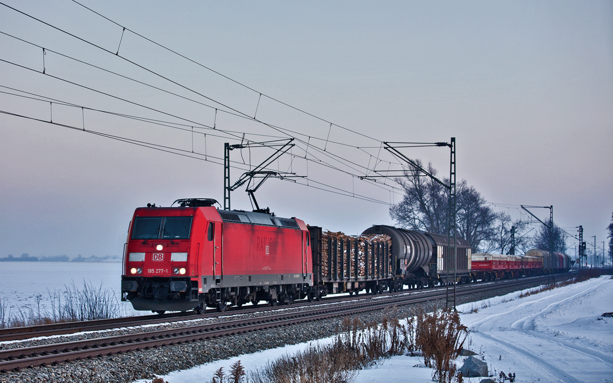 Die 185 277-1 fährt am frühen Morgen des 19.1.2017 mit einem Mischer in Langenisarhofen vorüber.