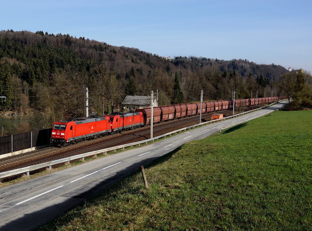 Die 185 282 und die 185 383 mit einem Erzzug am 25.03.2017 unterwegs bei Wernstein.