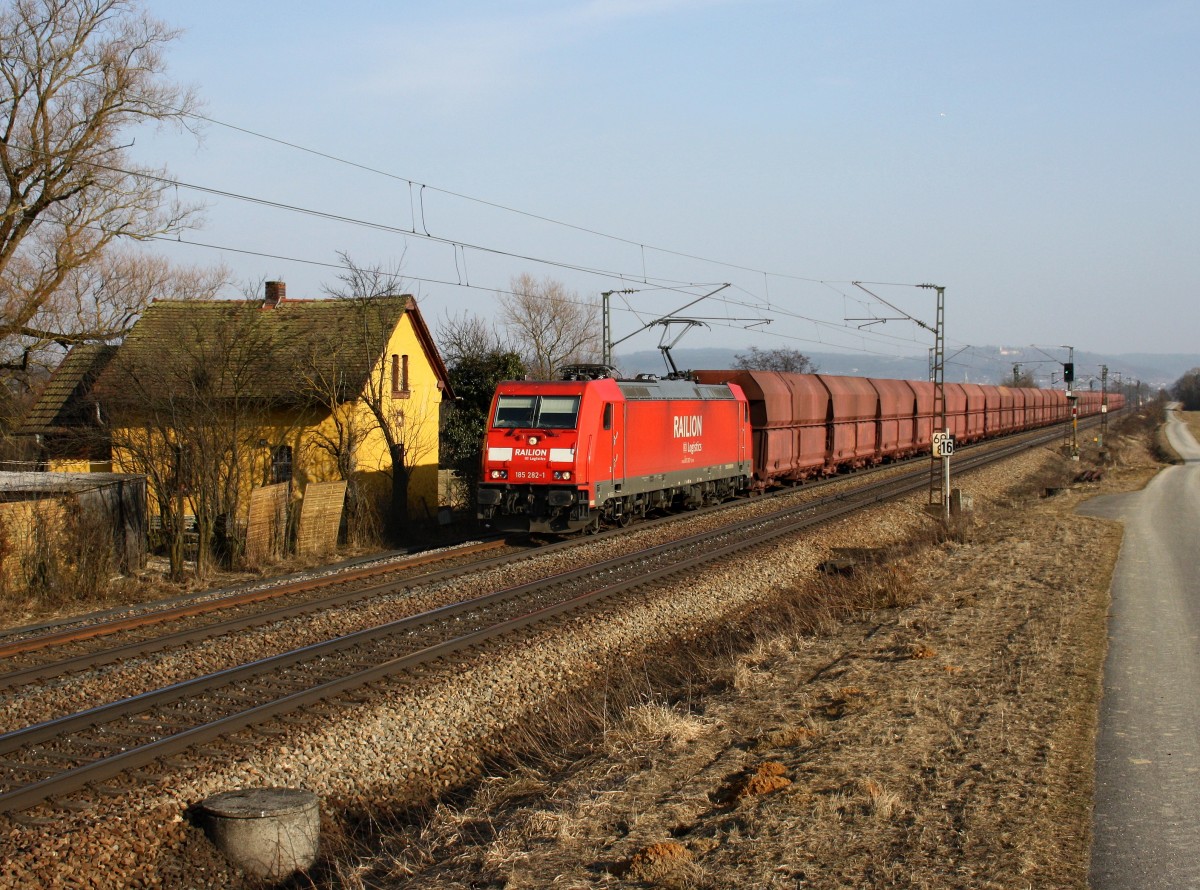Die 185 282 mit einem Erzzug am 05.03.2011 unterwegs bei Pölling.

