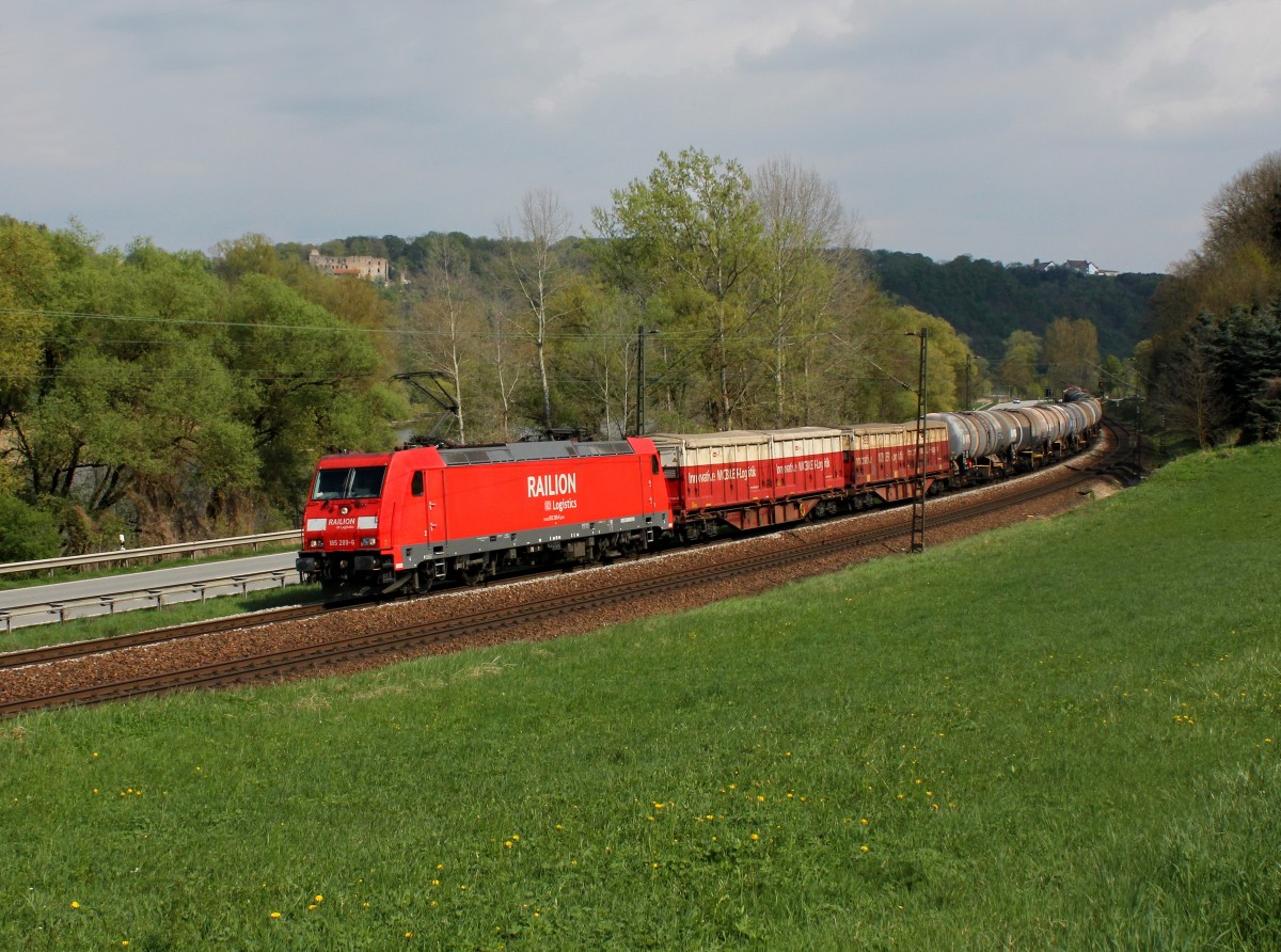 Die 185 289 mit einem Güterzug am 12.04.2014 unterwegs bei Pleinting.