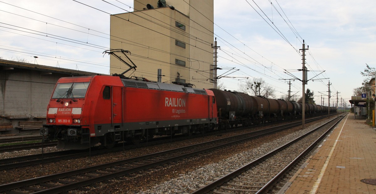 Die 185 293-8 von Railion Logistik muss am 12.11.2014 mit dem Kesselzug in Böheimkirchen einen kurzen Stop einlegen. Grund dafür war eine Überholung des REX nach Wien West. Beladen war der Kesselzug mit Umweltgefährdeten Stoffen in Flüssiger Form 90/3082.