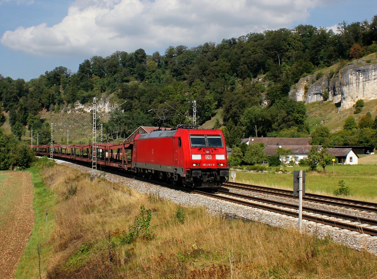 Die 185 293 mit einem leeren Autozug am 10.09.2016 unterwegs bei Hagenacker.