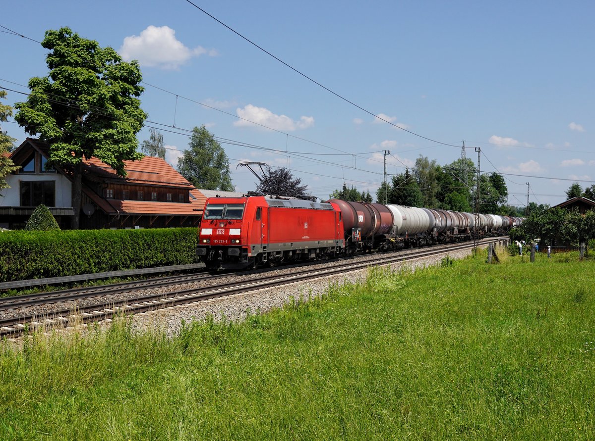 Die 185 293 mit einem Kesselzug am 16.06.2018 unterwegs bei Happing.