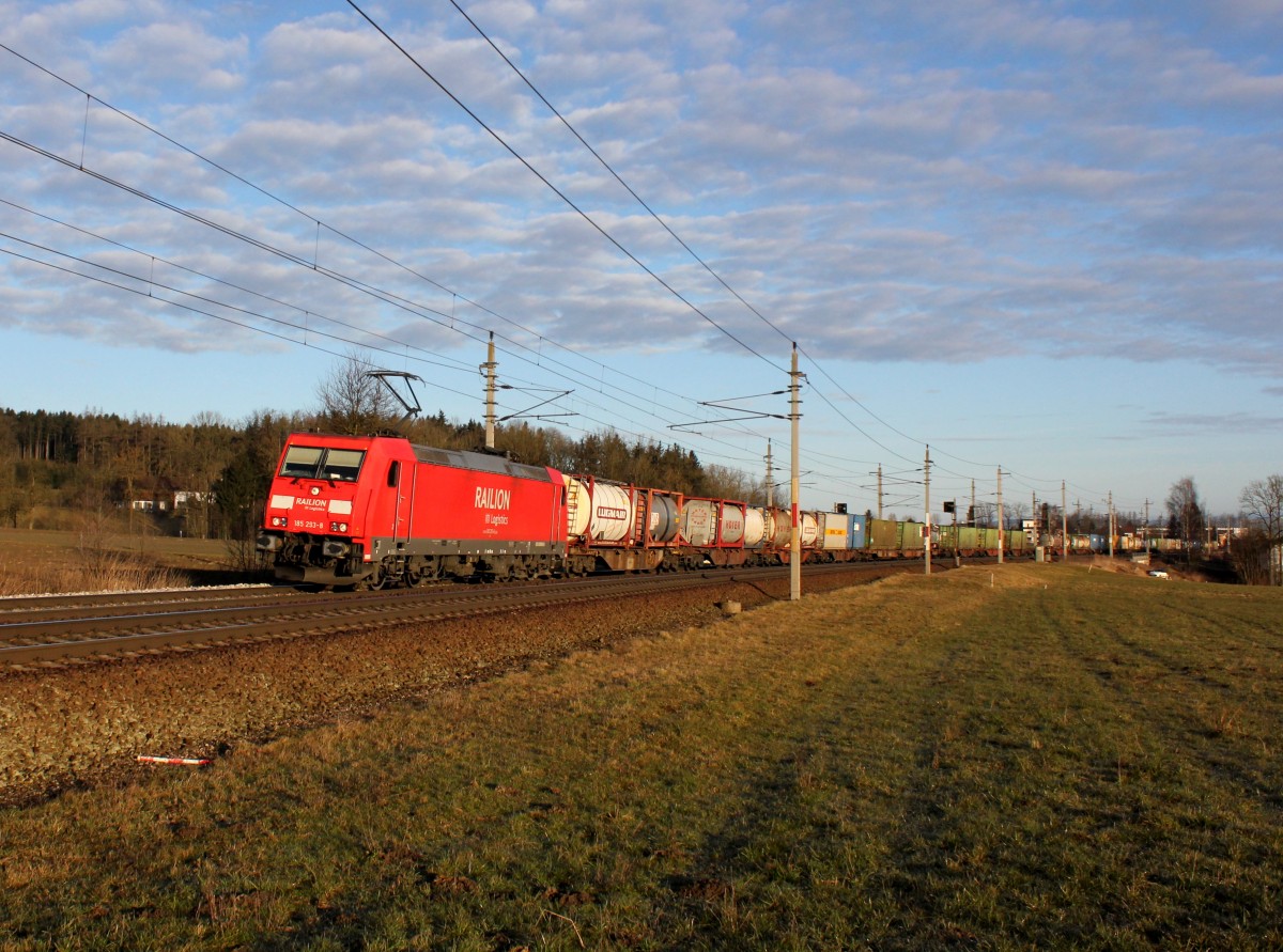 Die 185 293 mit einem Containerzug am 08.02.2014 unterwegs bei Andorf.