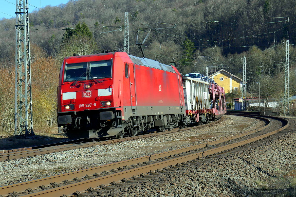 Die 185 297 der DB Cargo durchfährt mit einem Güterzug Richtung Treuchtlingen den nachmittäglichen Bahnhof Solnhofen im Altmühltal. Mittwoch, 23. März 2022