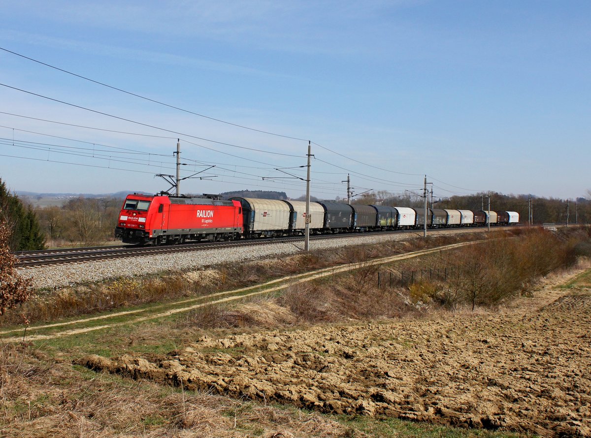 Die 185 298 mit einem Stahlzug am 17.03.2013 unterwegs bei Taufkirchen a. d. Pram.