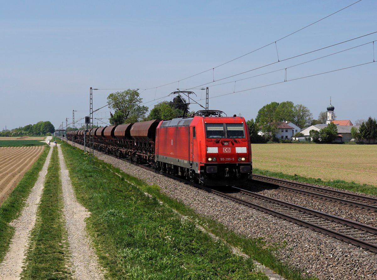 Die 185 299 mit einem Sotterzug am 08.05.2020 unterwegs bei Amselfing.