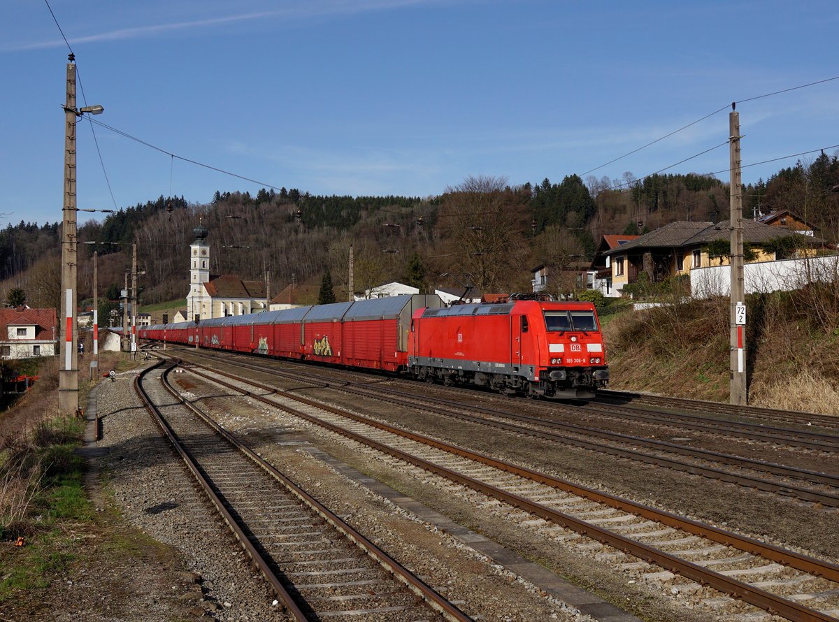 Die 185 306 mit einem Autozug am 06.04.2018 bei der Durchfahrt in Wernstein.