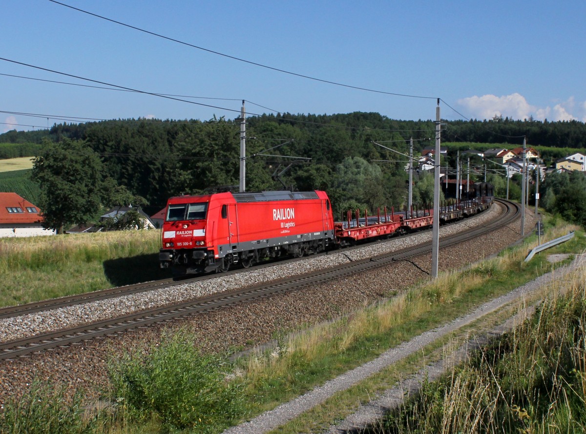 Die 185 306 mit einem Güterzug am 06.07.2014 unterwegs bei Haiding.