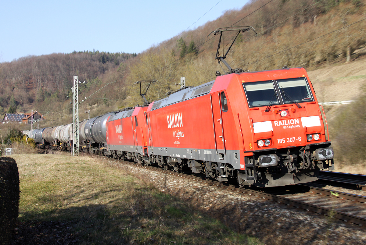 Die 185 307-6 in DT mit Kesselwagen bei Dollnstein Richtung Treuchtlingen am 12.03.2014