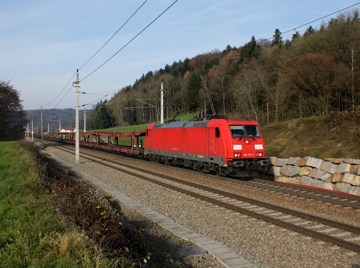 Die 185 317 mit einem leeren Autozug am 22.11.2014 unterwegs bei Wernstein.