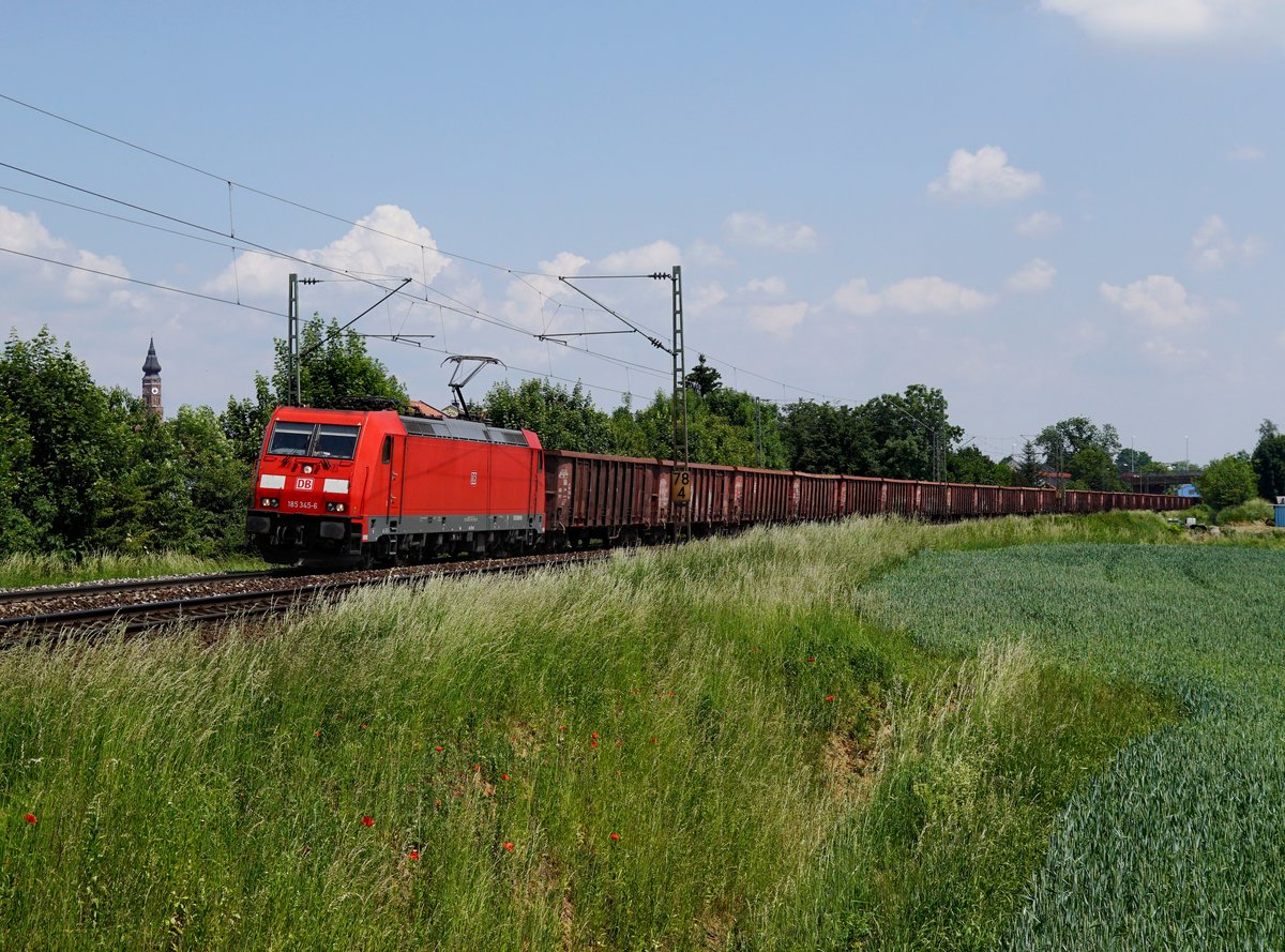 Die 185 345 mit einem Güterzug am 02.06.2017 unterwegs bei Straubing.