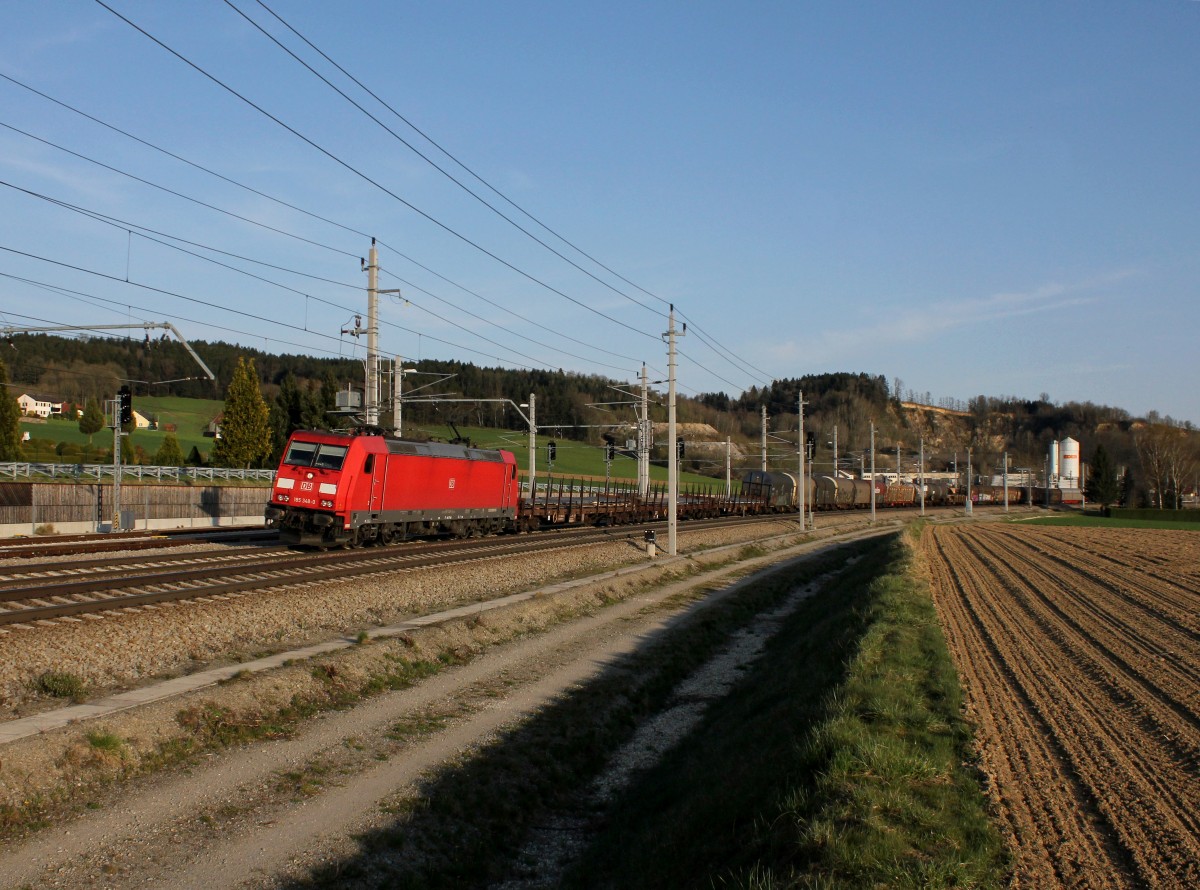 Die 185 348 mit einem Güterzug am 12.04.2015 unterwegs bei Schärding.