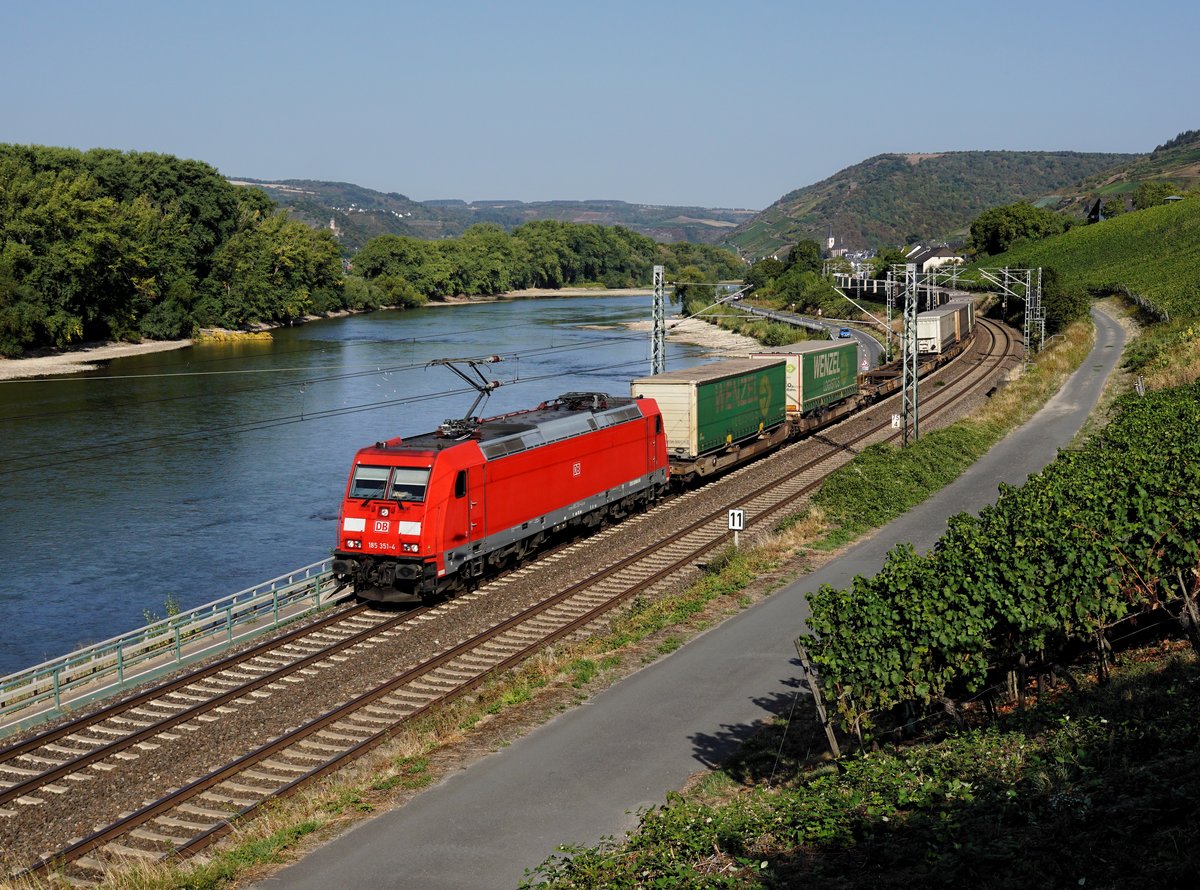Die 185 351 mit einem KLV-Zug am 01.09.2018 unterwegs bei Lorch.