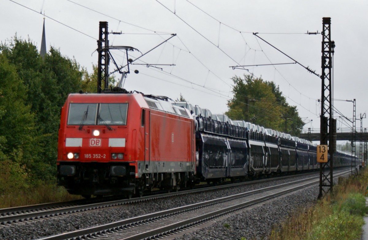 Die 185 352-2 mit einen Autozug Richtung Norden am 18.09.13.