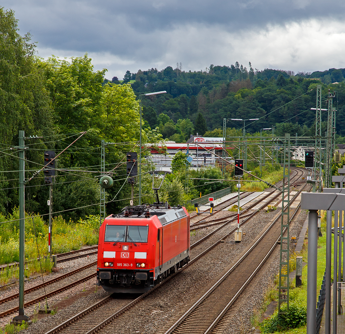 Die 185 363-9 (91 80 6185 363-3 D-DB) der DB Cargo Deutschland AG fährt am 15.07.2021 als Tfzf (Triebfahrzeugfahrt) bzw. Lz (Lokzug) durch Wissen (Sieg) in Richtung Köln. Aufgenommen vom Parkdeck des Bahnhofes Wissen (Sieg).

Die TRAXX F140 AC2 wurde 2009 von Bombardier in Kassel unter der Fabriknummer 34284 gebaut.
