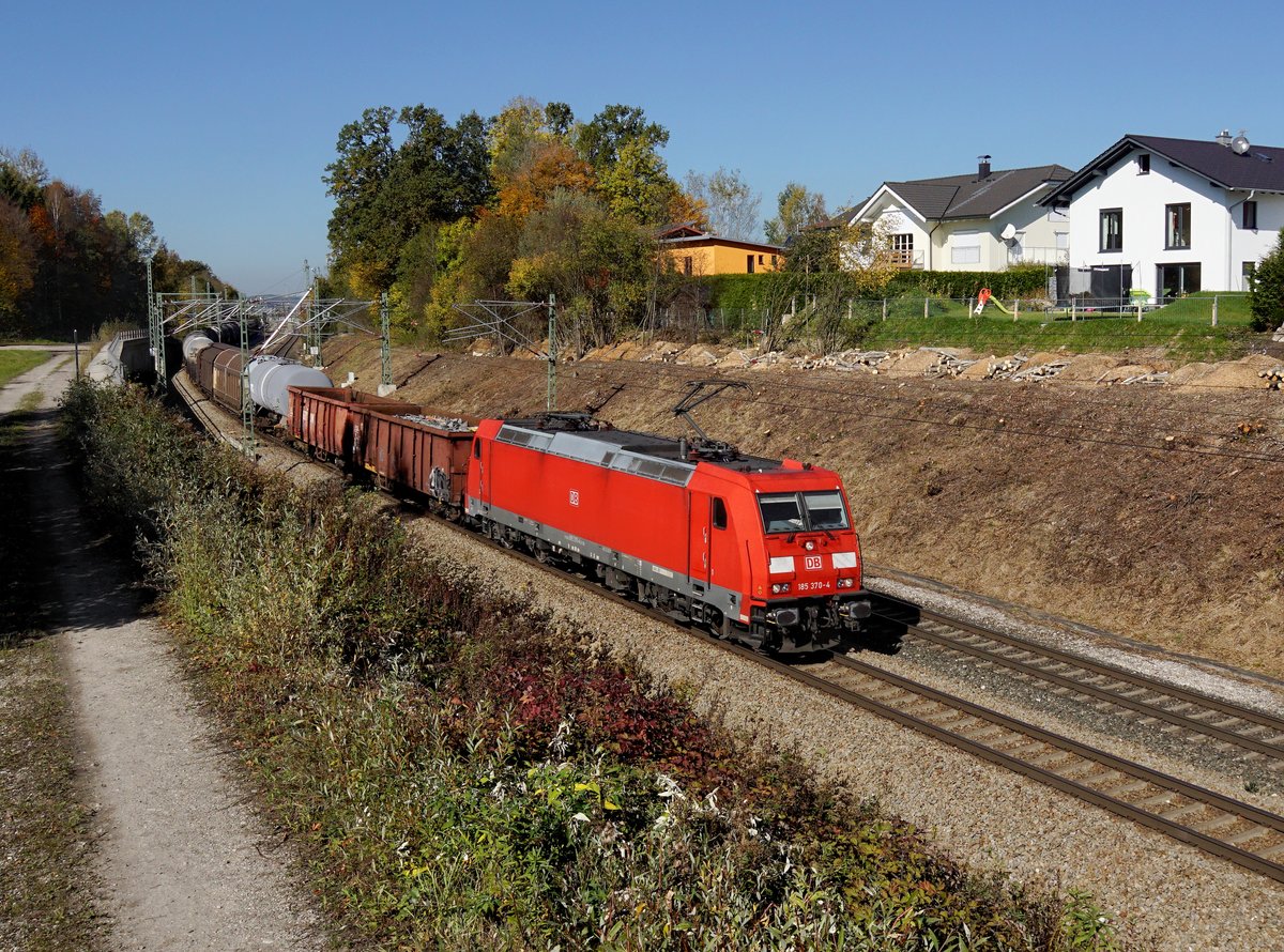 Die 185 370 mit einem Güterzug am 14.10.2017 unterwegs bei Ostermünchen.