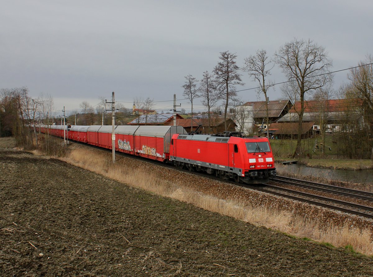 Die 185 376 mit einem Autozug am 20.02.2016 unterwegs bei Kimpling.