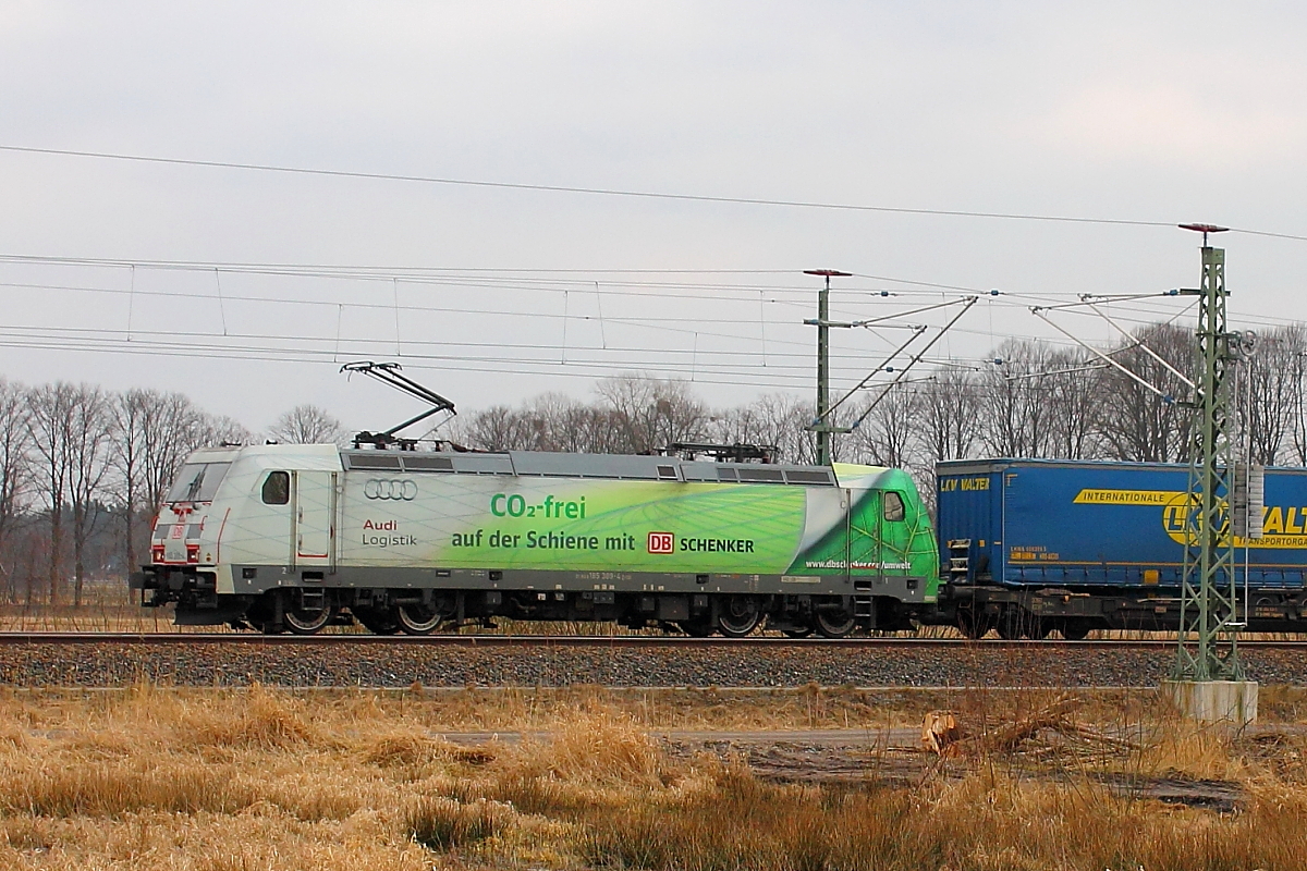 Die 185 389-4  DB Schenker CO2-frei auf der Schiene für AUDI Logistik  am 24.03.2018 in Nassenheide.