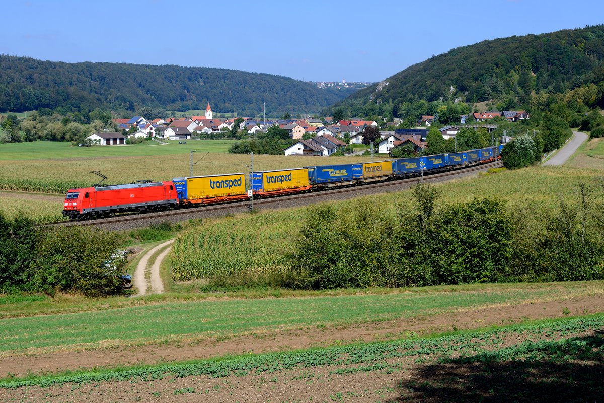 Die 185 392 brachte den KT 42144 in Richtung Treuchtlingen und konnte am 07. September 2016 bei Breitenfurt im Altmühltal fotografiert werden.