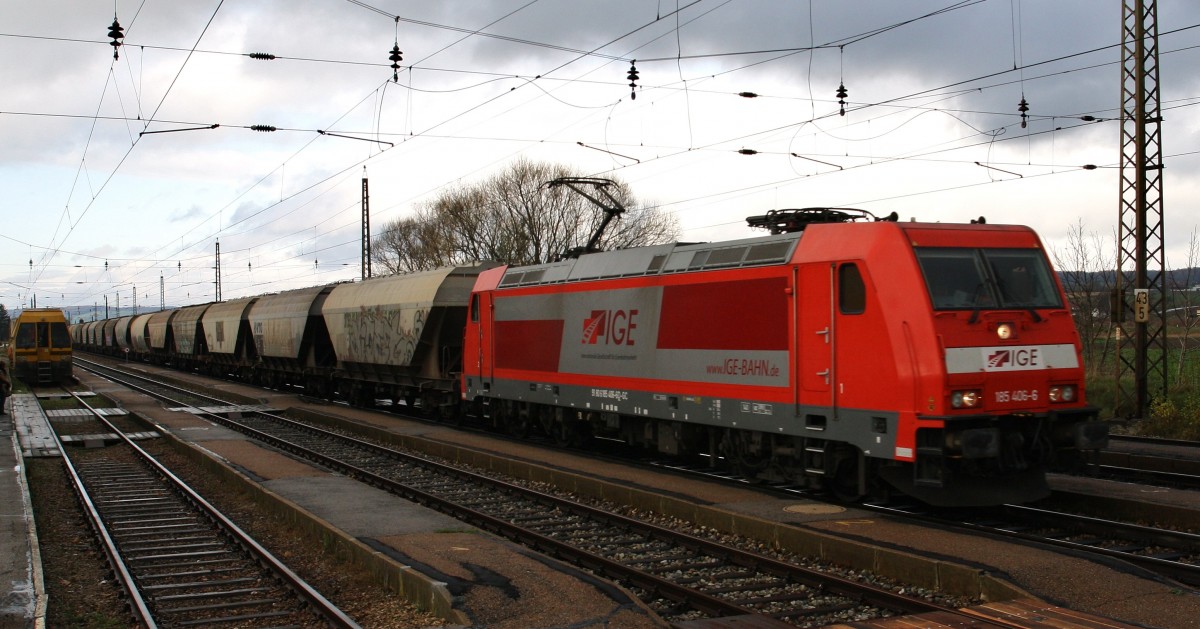 Die 185 406-6 der IGE ``Internationale Gesellschaft für Eisenbahnverkehr`` ist am 18.11.2014 auf der Westbahn nach Wien unterwegs. Hier bei der Durchfahrt mit einem Staubgutzug in Kirchstetten.