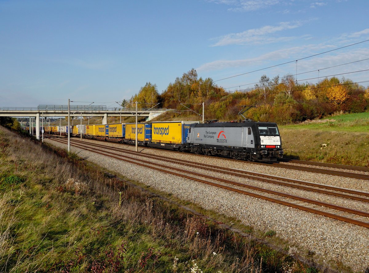 Die 185 408 mit einem KLV-Zug am 20.10.2017 unterwegs bei Hebertshausen.