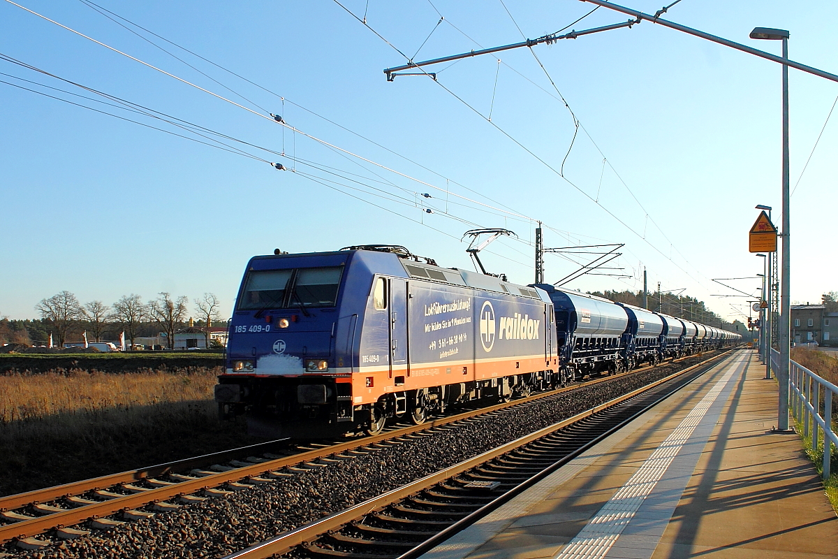 Die 185 409-0 am 18.12.2017 in Nassenheide.