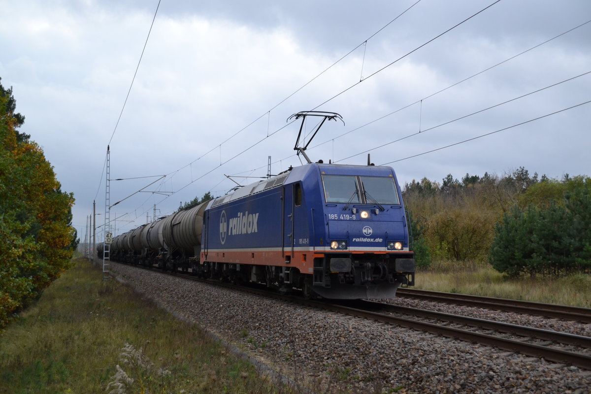 Die 185 419-9 von Raildox fährt an einem bewölkten Abend mit einem Kesselwagenzug in Richtung Britz. In Kürze würd der Zug den Oder-Havel-Kanal unterqueren. Eberswalde 26.10.2017