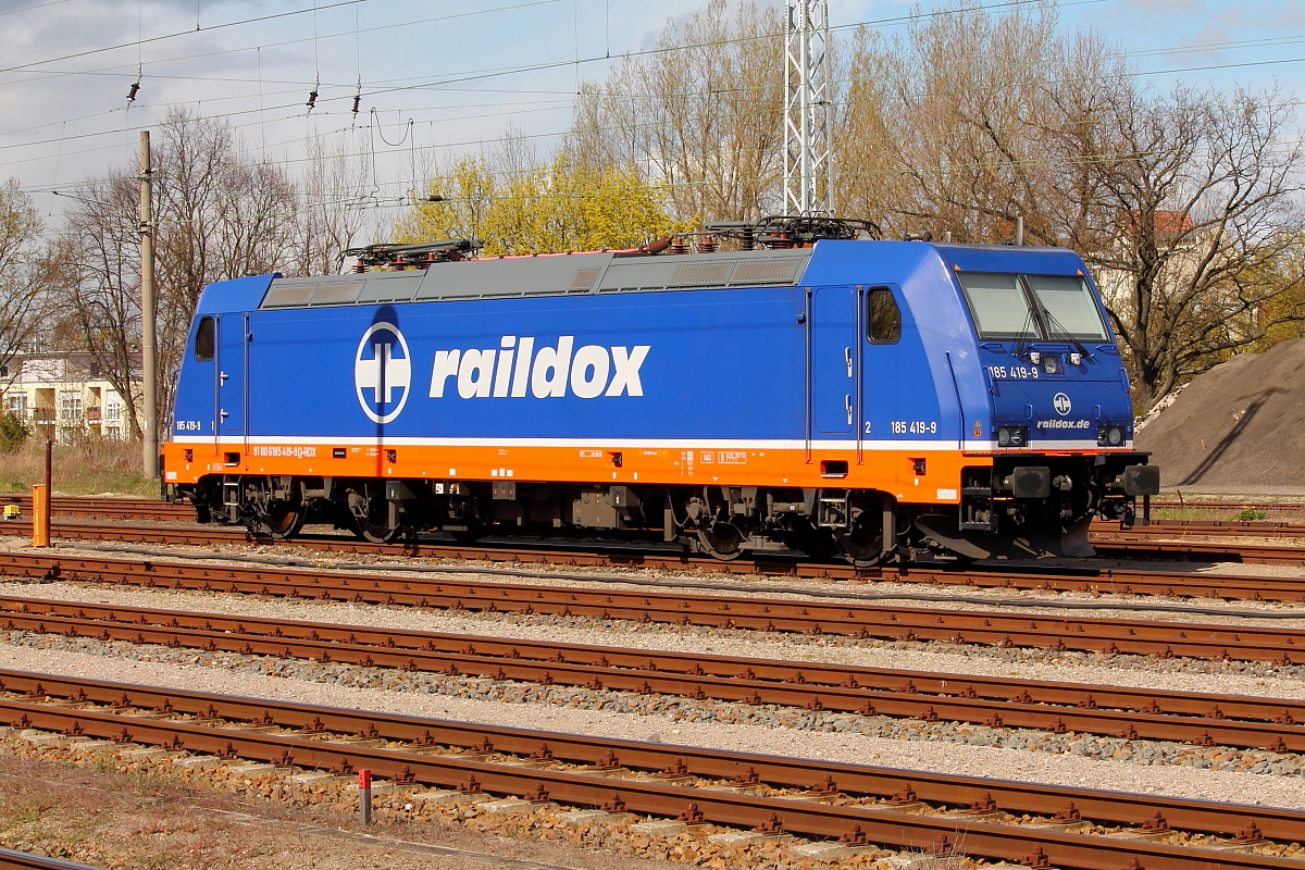 Die 185 419-9 der Raildox parkt am 24.04.2016 im Bahnhof Oranienburg.
Die Maschine wurde 2014 bei der Bombardier Transportation GmbH Kassel unter der Fabriknummer 35130 gefertigt.
