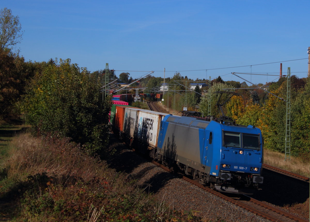 Die 185 509 in blau, silber am Containerzug von Hof nach Hamburg. Aufgenommen am 5.10.2018