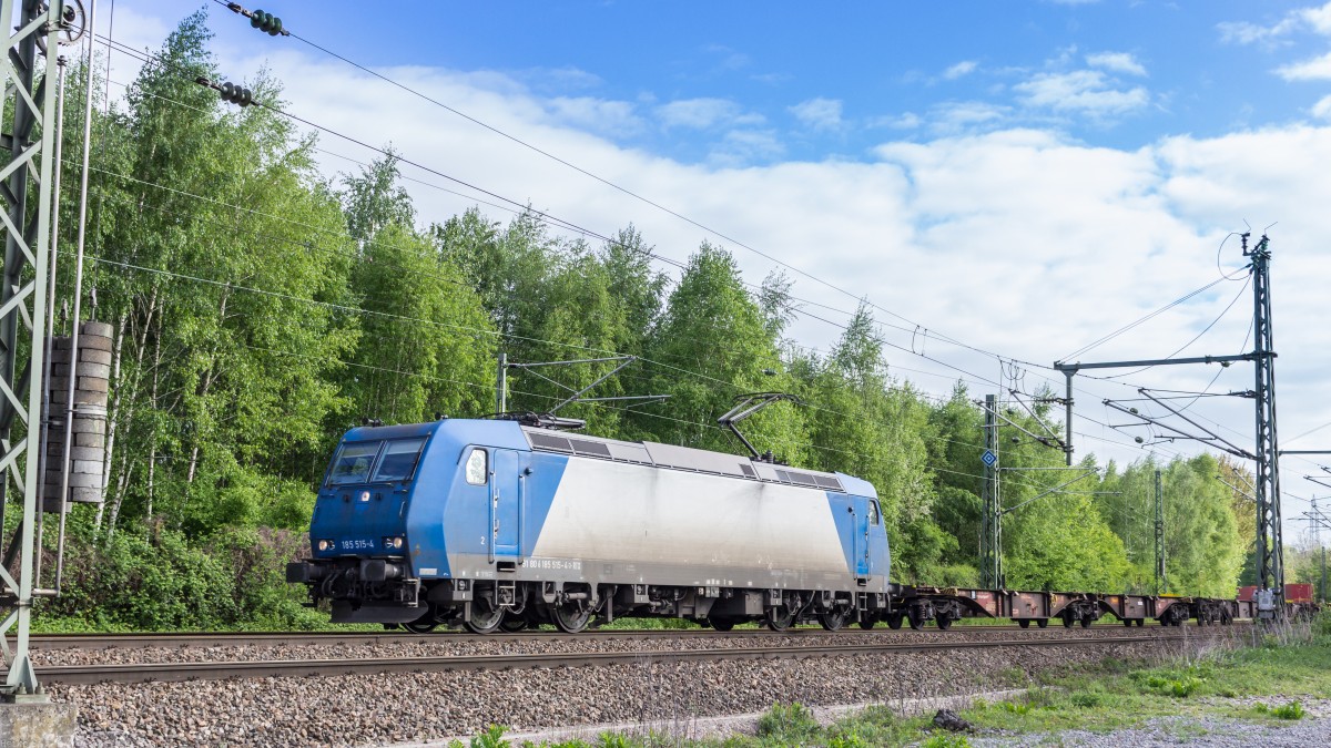 Die 185 515-4 bei der Einfahrt zum Güterbahnhof Karlsruhe. 15.04.2014