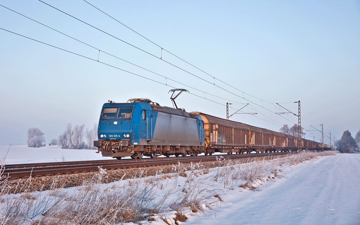 Die 185 515-4 fährt am frühen Morgen in Langenisarhofen mit einem Mischer vorüber.Bild vom 20.1.2017