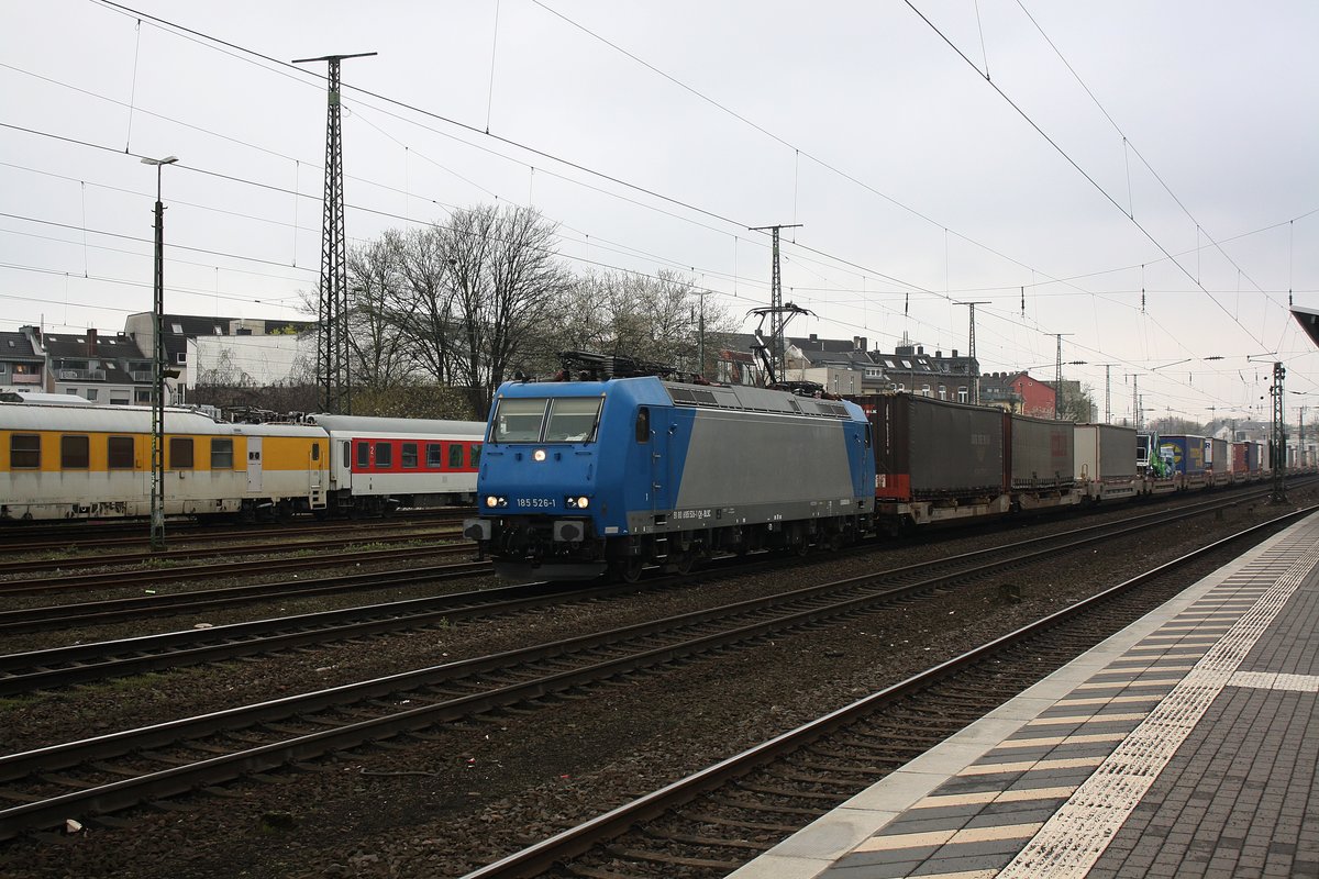 Die 185 526-1 mit einem Güterzug durch Köln West aus Koblenz in richtung Norden.

Köln West
11.04.2018