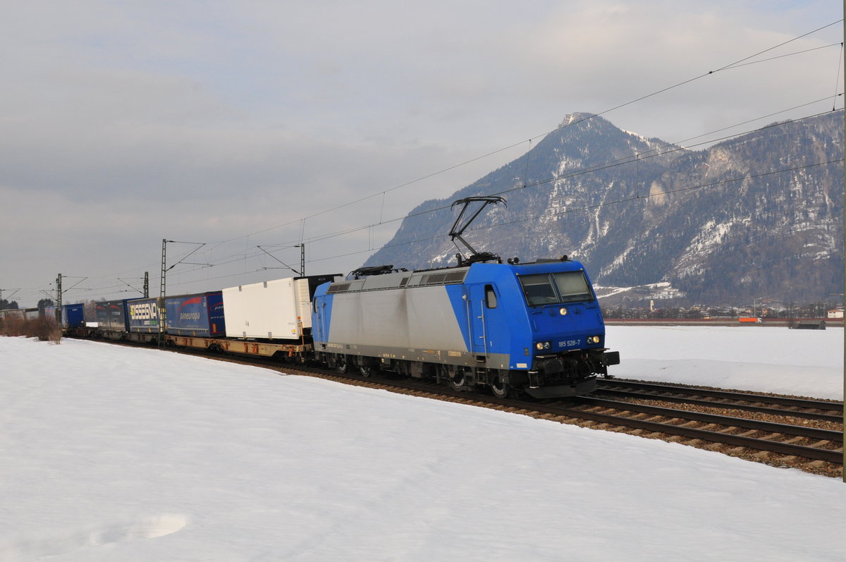 Die 185 528-7 zu sehen am 21.02.19 in Richtung Kufstein bei Oberaudorf.