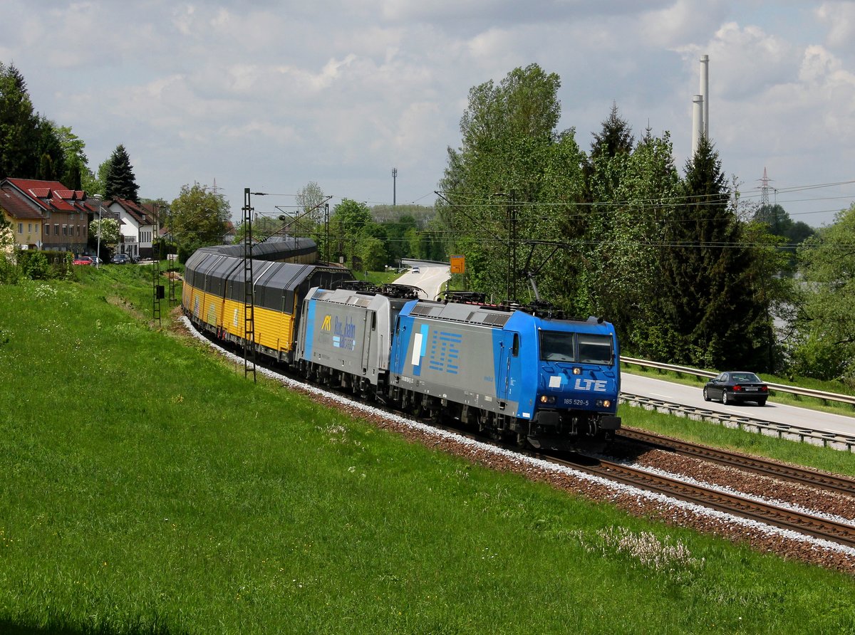 Die 185 529 und die 185 673 mit einem Autozug am 10.05.2015 unterwegs bei Pleinting.