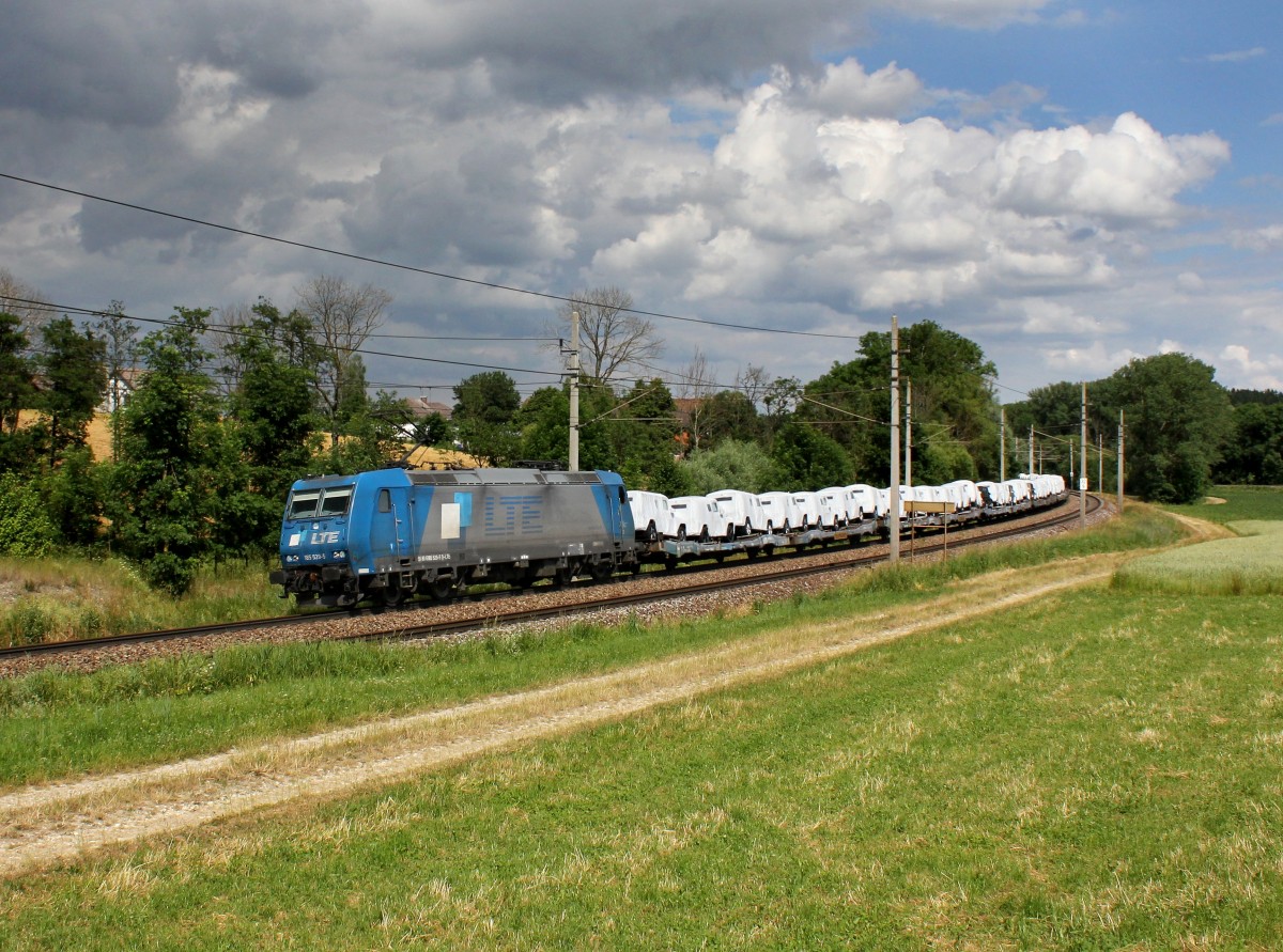 Die 185 529 mit einem Autozug am 15.06.2014 unterwegs bei Kimpling.