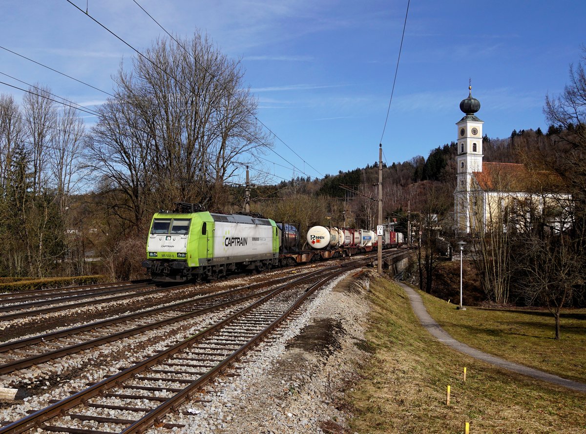 Die 185 532 mit einem KLV-Zug am 04.03.2017 bei der Durchfahrt in Wernstein.