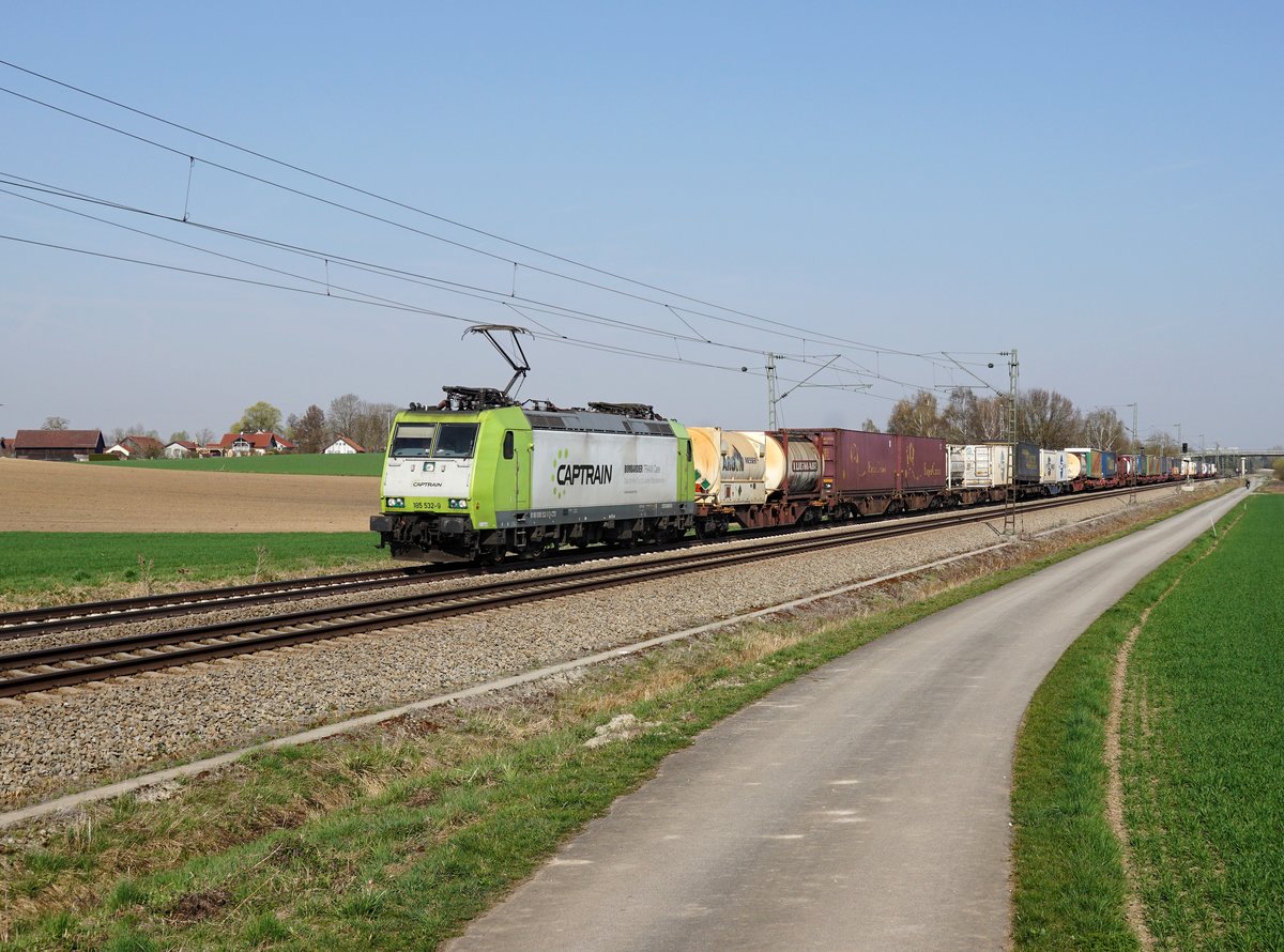 Die 185 532 mit einem KLV-Zug am 01.04.2017 unterwegs bei Unternberg.