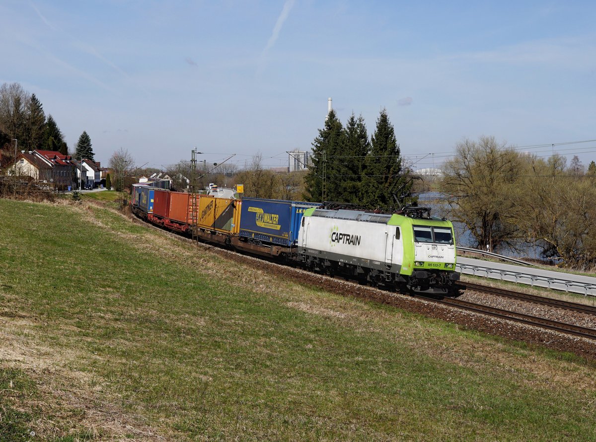 Die 185 533 mit einem KLV-Zug am 06.04.2018 unterwegs bei Pleinting.