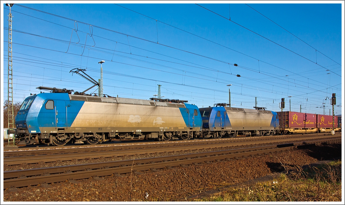 Die 185 535-2 zieht am 09.03.2014 die kalte 145-CL 203 (145 523) und einem Container-/Wechselbehälterzug bei Koblenz-Lützel in Richtung Köln. Die TRAXX-Loks fahren für die Crossrail. 

Die 145-CL 203 (145 523) eine TRAXX F140 AC wurde 2001 bei Adtranz in Kassel (heute Bombardier) unter der Fabriknummer 33846 gebaut. Sie trägt (z.Z. der Aufnahme) die NVR-Nummer 91 80 6145 099-8 D-XRAIL und die EBA-Nummer EBA 95T14A 099.  

Die 185 535-2 eine TRAXX F140 AC2 (BR 185.2) wurde 2004 bei Bombardier in Kassel unter der Fabriknummer  33846 gebaut. Sie trägt (z.Z. der Aufnahme) die NVR-Nummer 91 80 6185 535-2 D-XRAIL und die EBA-Nummer EBA 99A22D 142. Sie hat die Zulassungen für Deutschland, Österreich und Schweiz