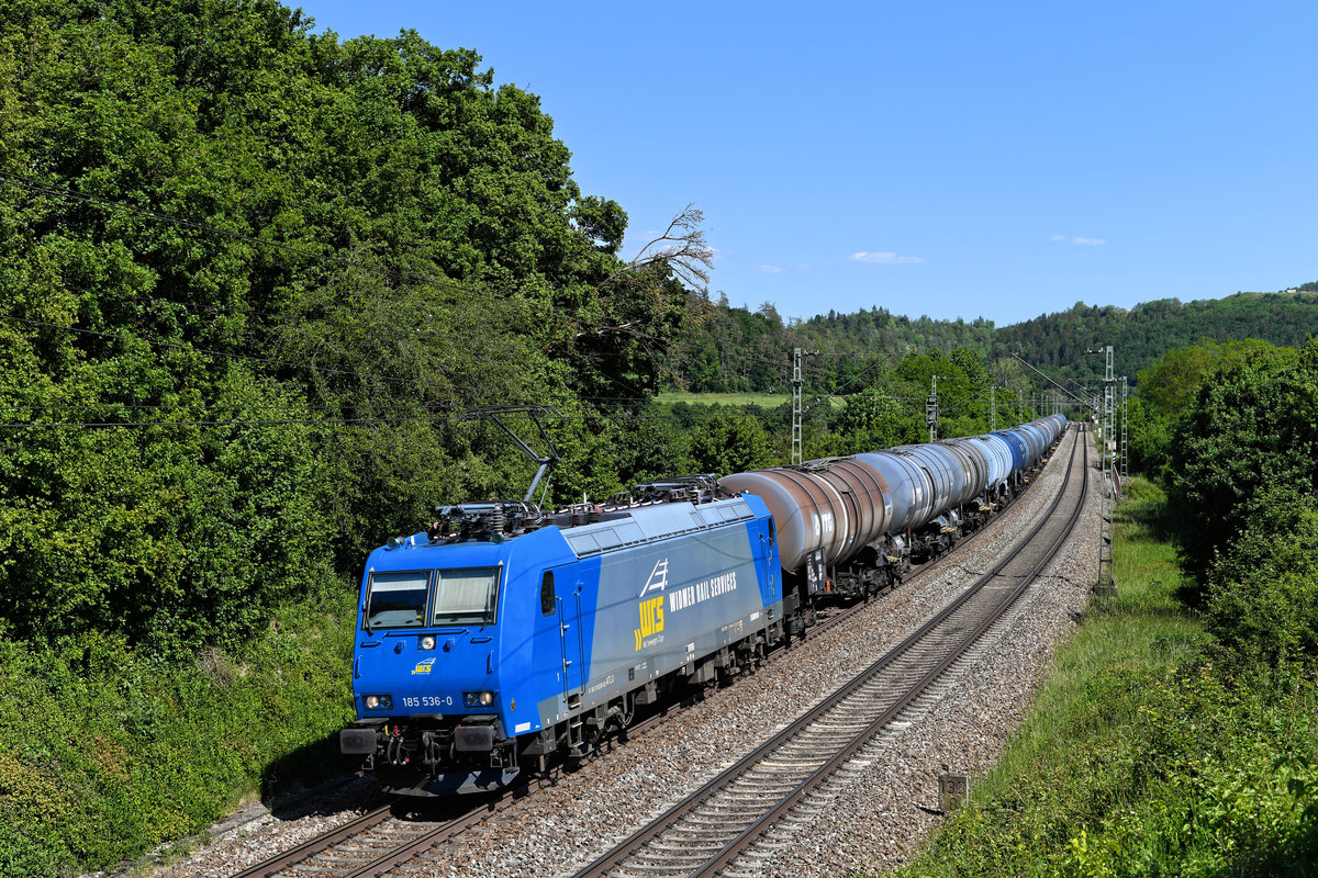 Die 185 536 von Widmer Rail Service konnte am 01. Juni 2020 bei Dietfurt im Altmühltal mit einem Kesselwagenzug beobachtet werden.