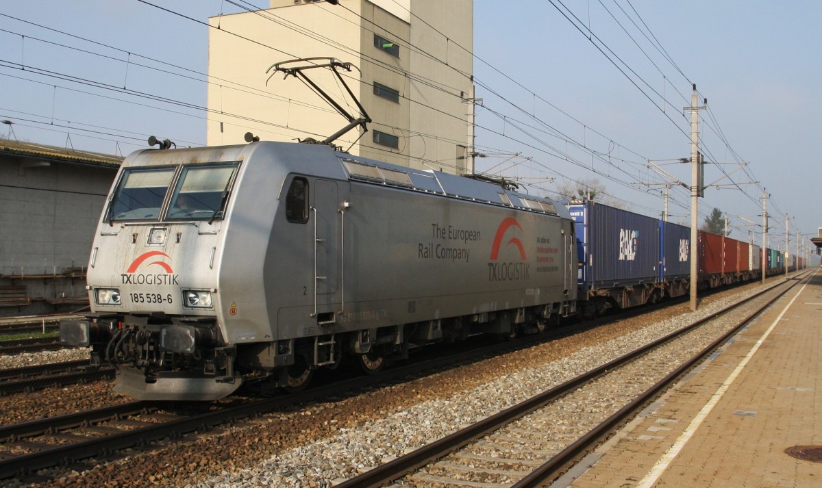 Die 185 538-6 von TXL ist am Vormittag des 14.11.2014 mit einem Containerzug durch Böheimkirchen unterwegs. Die Ausfahrt erfolgt auf Gleis 2 mit Ersatzsignal. Grund dafür ist  eine Weicheninstandsetzung.