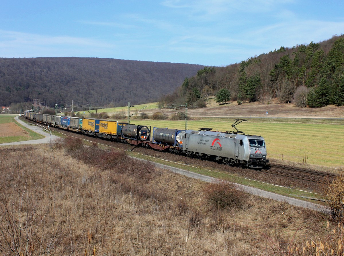 Die 185 539 mit einem KLV-Zug am 17.03.2012 unterwegs bei Harrbach.