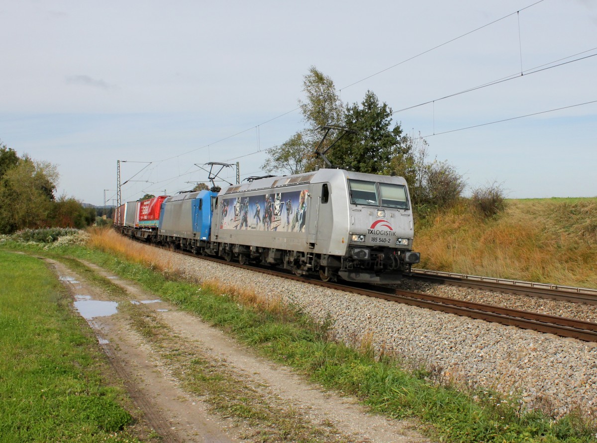 Die 185 540 und die 185 514 mit einem KLV-Zug am 13.10.2012 unterwegs bei Ostermünchen.