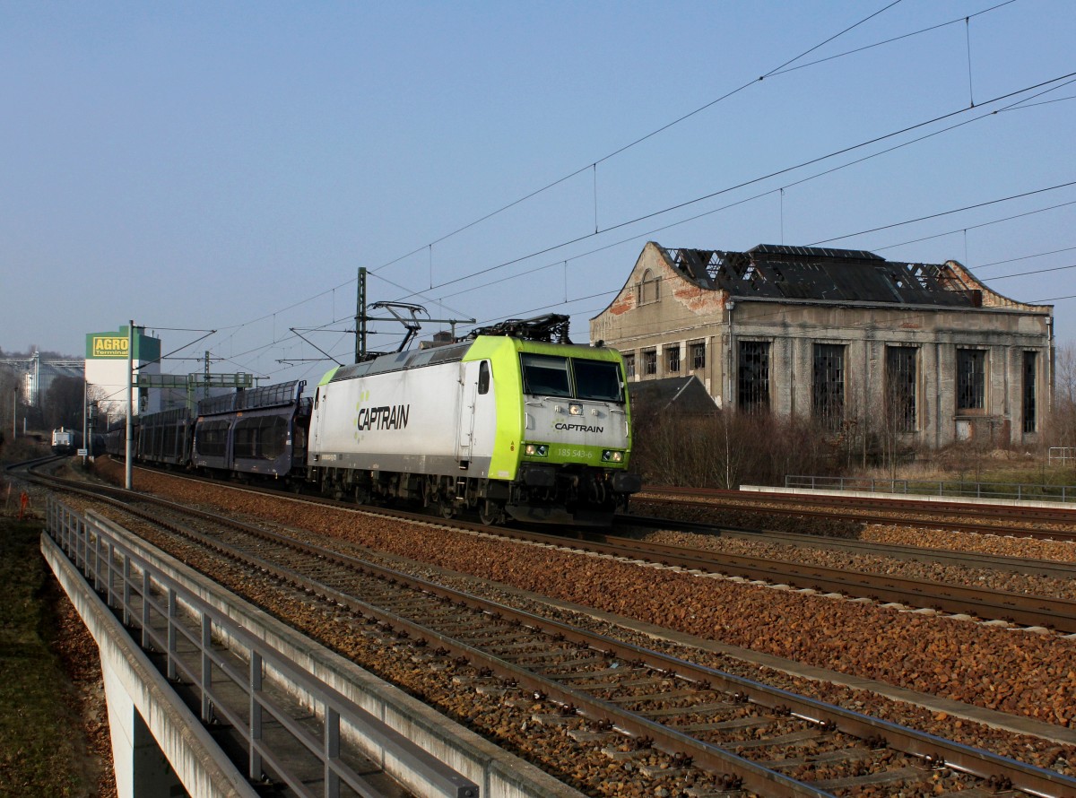Die 185 543 mit einem leeren Autozug am 14.02.2015 unterwegs bei Pirna.