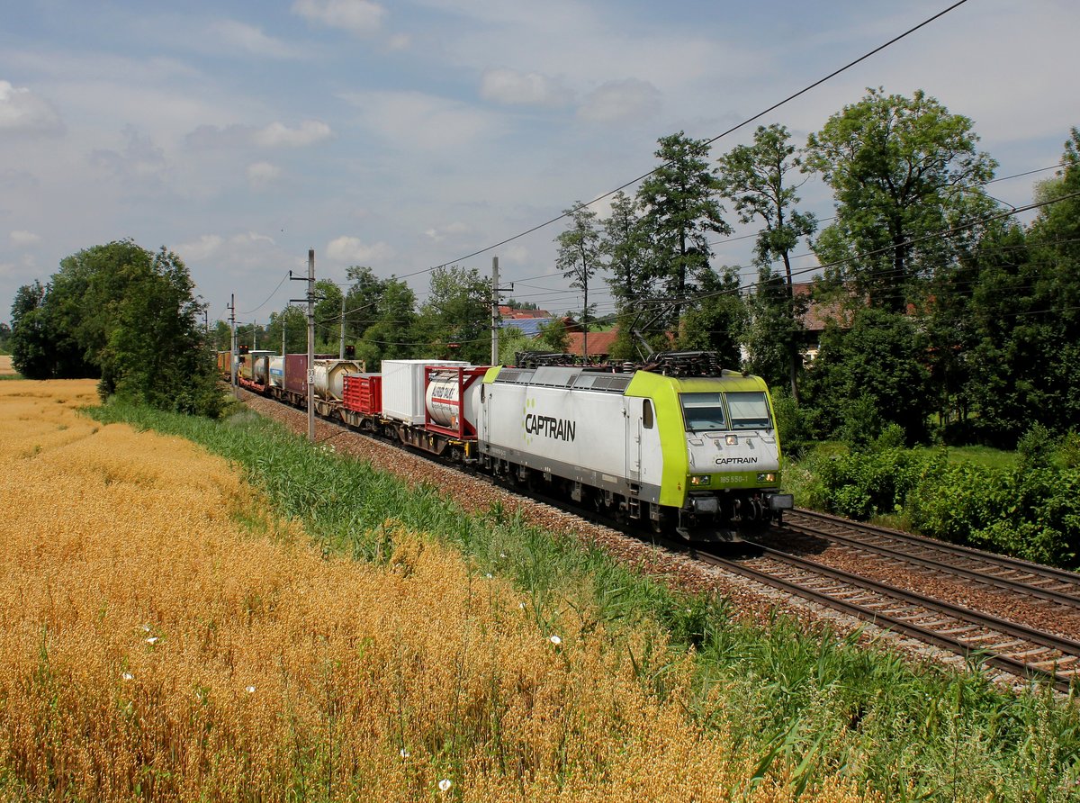 Die 185 550 mit einem KLV-Zug am 23.07.2016  unterwegs bei Kimpling.