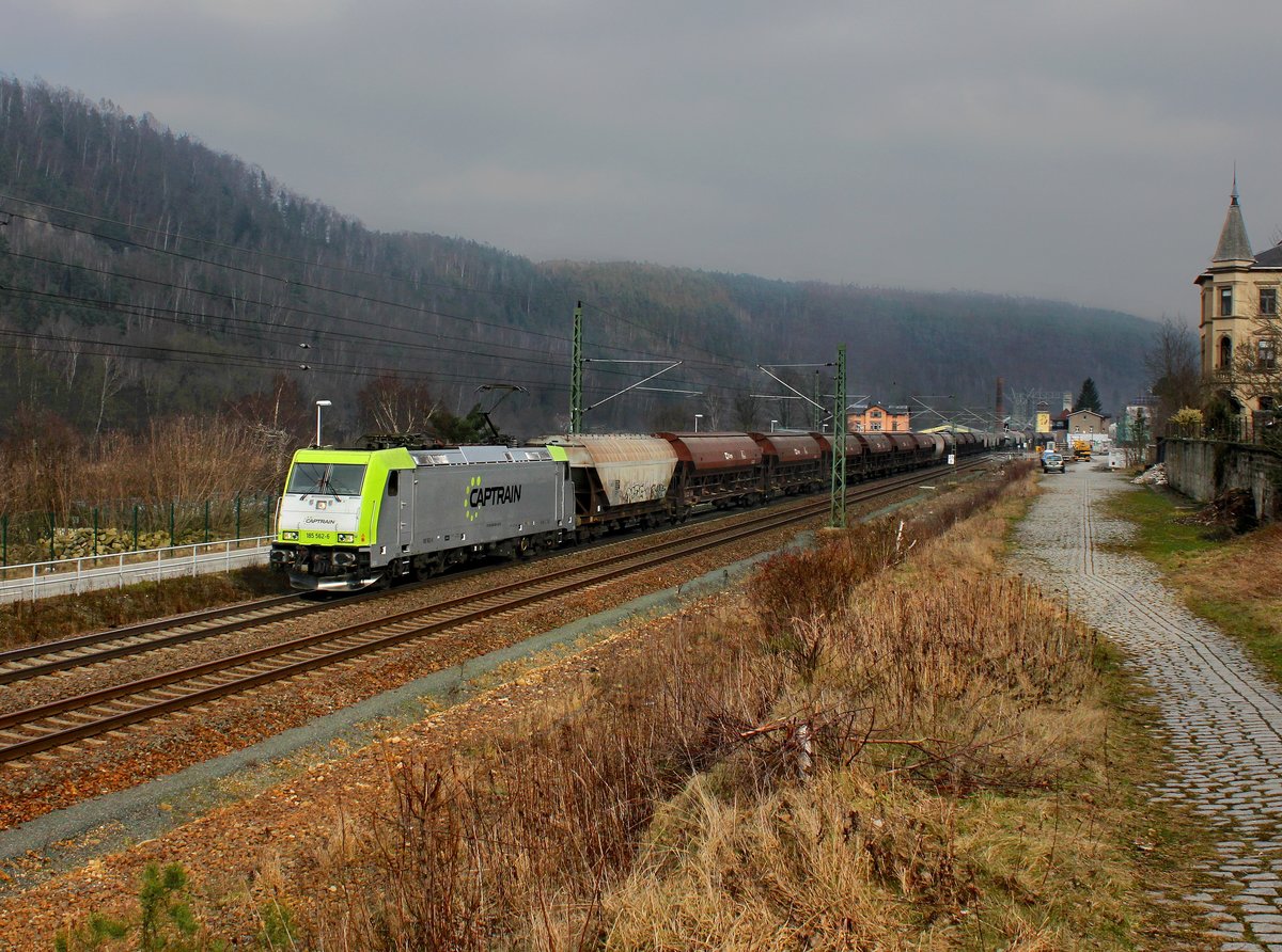 Die 185 562 mit einem Getreidezug am 14.02.2015 unterwegs bei Königstein.