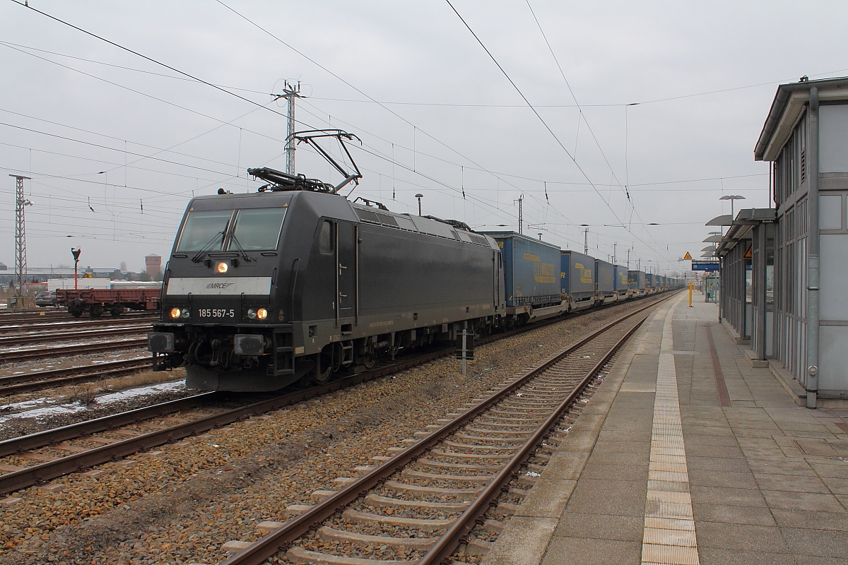 Die 185 567-5 mit einem Taschenwagenzug am 22.01.2014 im Bahnhof Oranienburg.