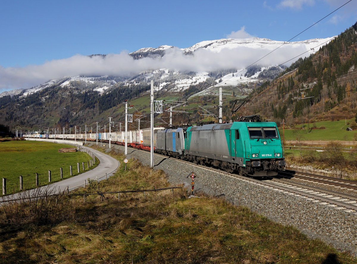 Die 185 576 und die 186 282 mit einem KLV-Zug am 10.11.2019 unterwegs bei Dorfgastein.